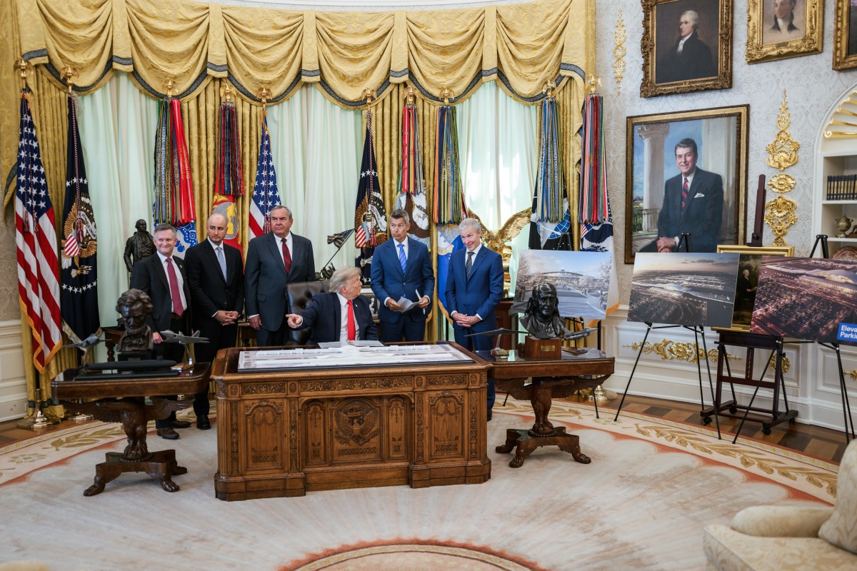 President Donald J. Trump makes an announcement regarding Dulles International Airport alongside Transportation Secretary Sean Duffy in the Oval Office, Wednesday, July 29, 2026. (Official White House Photo by Daniel Torok)