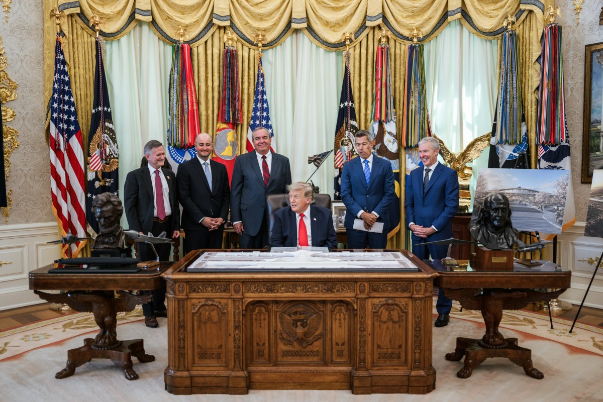President Donald J. Trump makes an announcement regarding Dulles International Airport alongside Transportation Secretary Sean Duffy in the Oval Office, Wednesday, July 29, 2026. (Official White House Photo by Daniel Torok)