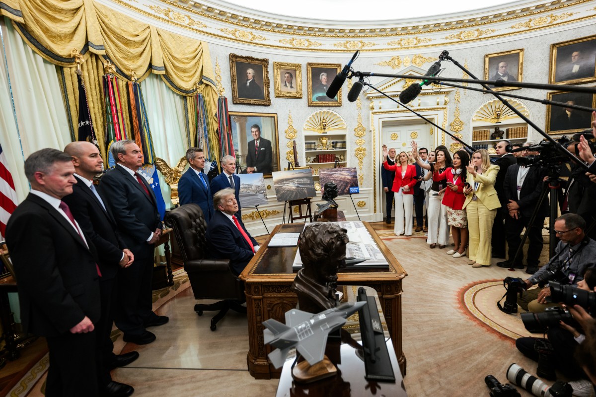 President Donald J. Trump makes an announcement regarding Dulles International Airport alongside Transportation Secretary Sean Duffy in the Oval Office, Wednesday, July 29, 2026. (Official White House Photo by Molly Riley)