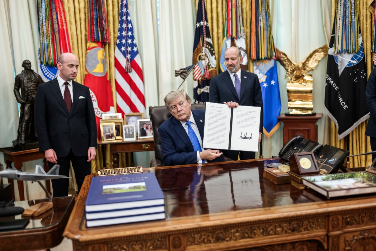 President Donald J. Trump signs Executive Orders alongside Deputy Chief of Staff Stephen Miller and Secretary of Commerce Howard Lutnick in the Oval Office, Thursday, August 6, 2026.(Official White House Photo by Molly Riley)
