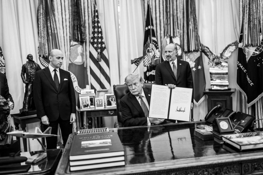 President Donald J. Trump signs Executive Orders alongside Deputy Chief of Staff Stephen Miller and Secretary of Commerce Howard Lutnick in the Oval Office, Thursday, August 6, 2026.(Official White House Photo by Molly Riley)