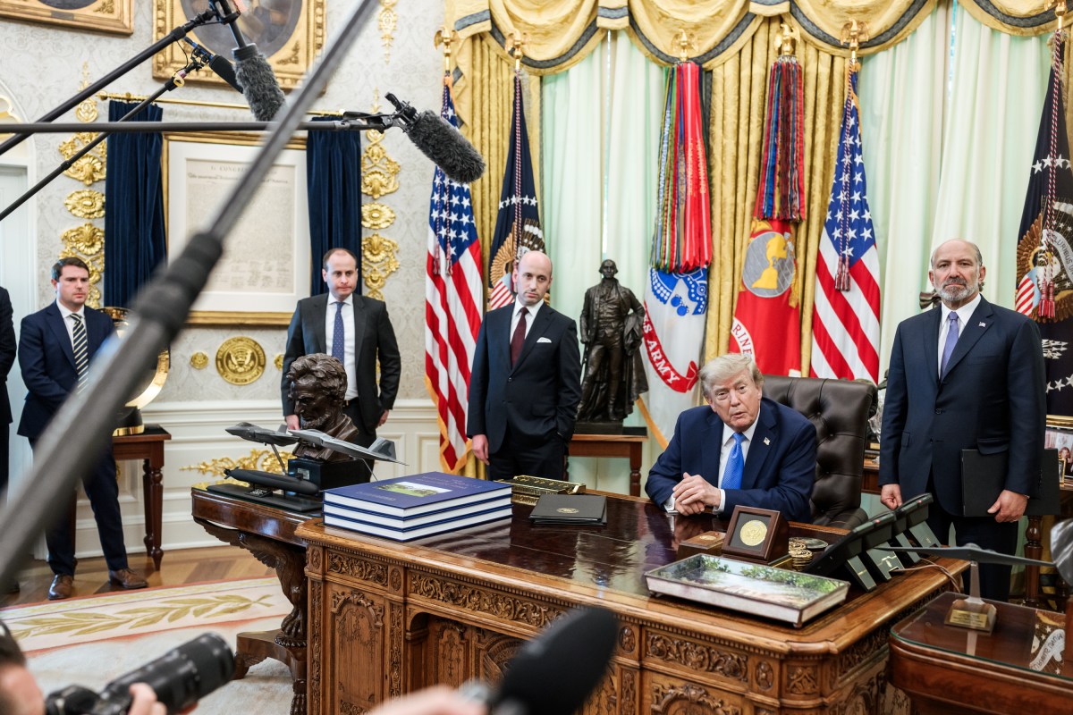 President Donald J. Trump signs Executive Orders alongside Deputy Chief of Staff Stephen Miller and Secretary of Commerce Howard Lutnick in the Oval Office, Thursday, August 6, 2026.(Official White House Photo by Molly Riley)