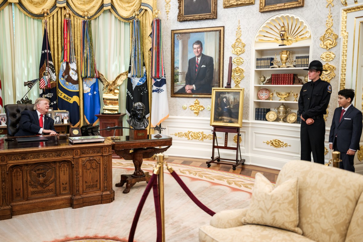 President Donald J. Trump meets with hero-lifeguard Ryder Williams, 16, and Nathaniel Rai, 10, and their families and Santa Cruz officials in the Oval Office, Monday, August, 17, 2026. Williams rescued Nai from rough surf at Seabright State Beach in Santa Cruz, California on July 25, 2026. (Official White House Photo by Daniel Torok)