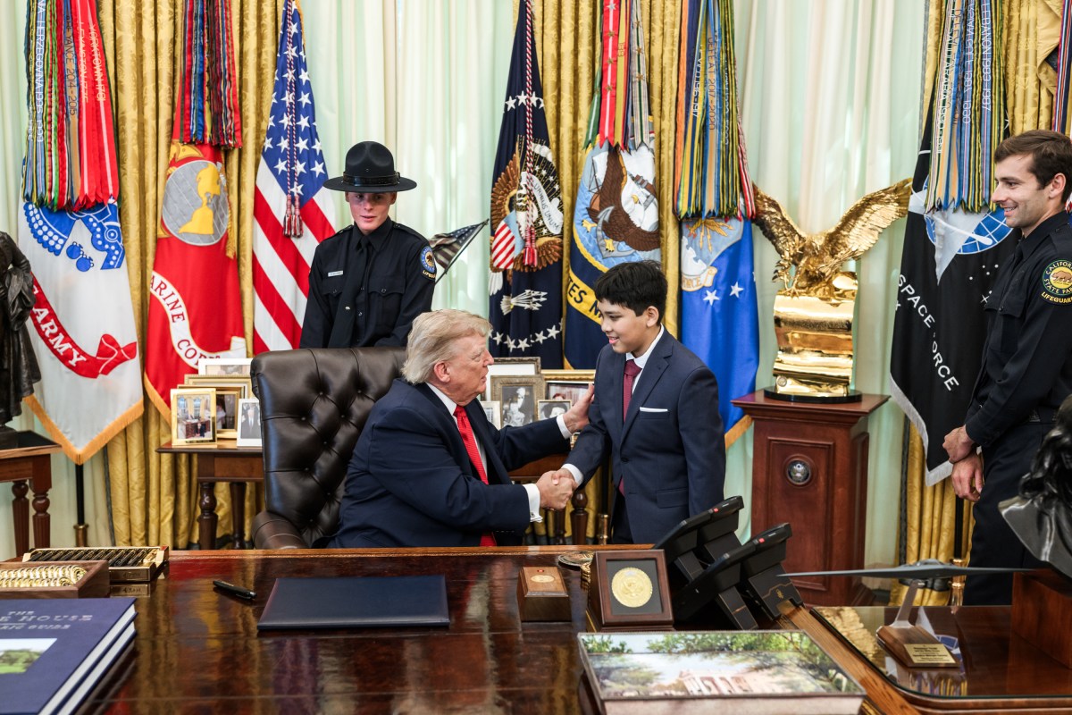 President Donald J. Trump meets with hero-lifeguard Ryder Williams, 16, and Nathaniel Rai, 10, and their families and Santa Cruz officials in the Oval Office, Monday, August, 17, 2026. Williams rescued Nai from rough surf at Seabright State Beach in Santa Cruz, California on July 25, 2026. (Official White House Photo by Daniel Torok)