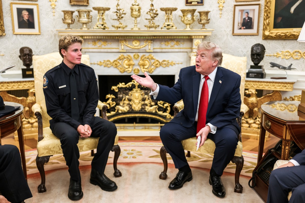 President Donald J. Trump meets with hero-lifeguard Ryder Williams, 16, and Nathaniel Rai, 10, and their families and Santa Cruz officials in the Oval Office, Monday, August, 17, 2026. Williams rescued Nai from rough surf at Seabright State Beach in Santa Cruz, California on July 25, 2026. (Official White House Photo by Daniel Torok)