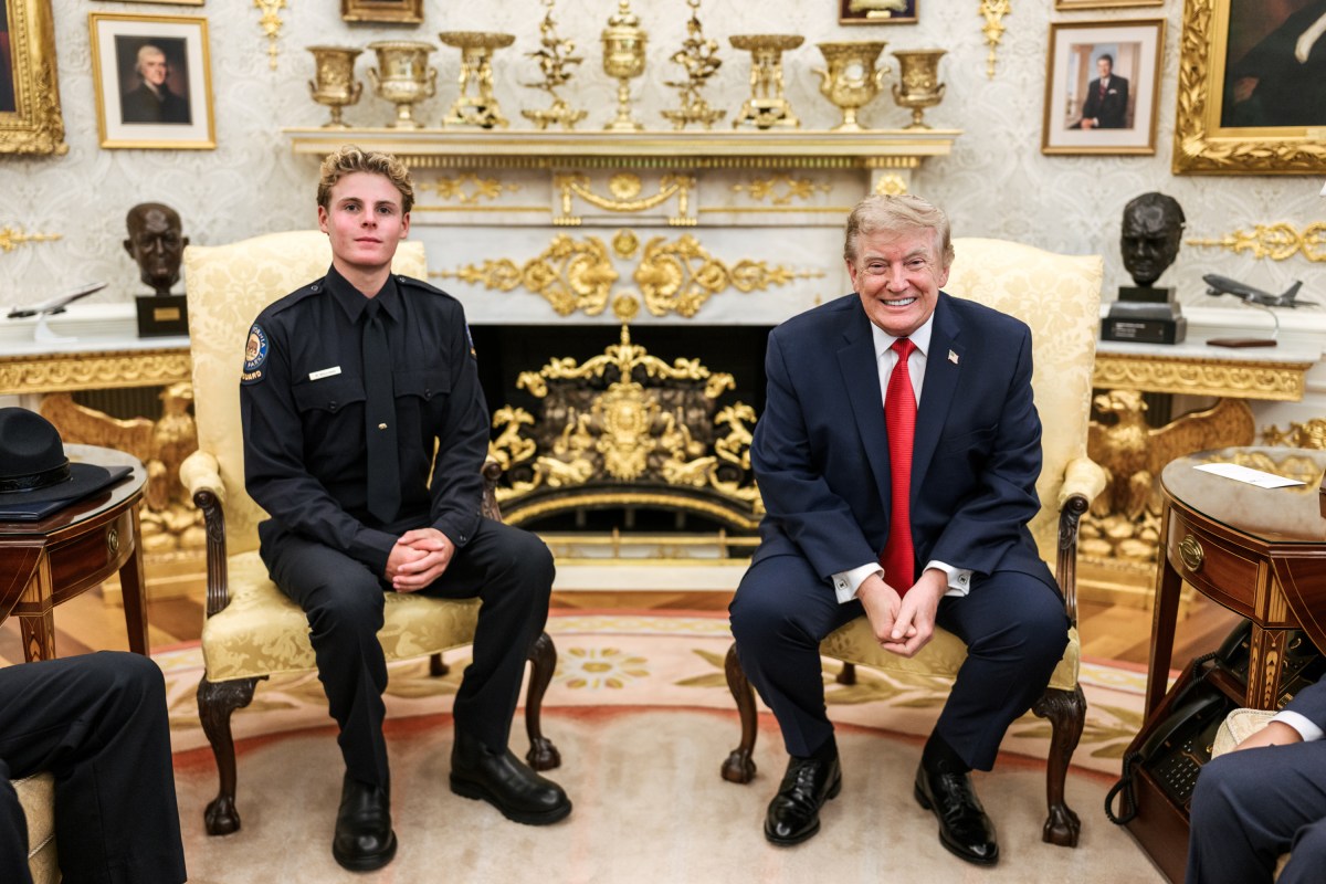 President Donald J. Trump meets with hero-lifeguard Ryder Williams, 16, and Nathaniel Rai, 10, and their families and Santa Cruz officials in the Oval Office, Monday, August, 17, 2026. Williams rescued Nai from rough surf at Seabright State Beach in Santa Cruz, California on July 25, 2026. (Official White House Photo by Daniel Torok)
