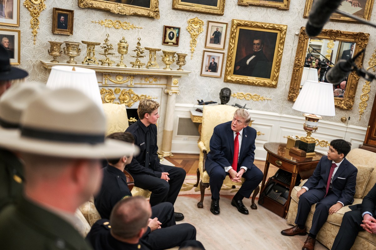 President Donald J. Trump meets with hero-lifeguard Ryder Williams, 16, and Nathaniel Rai, 10, and their families and Santa Cruz officials in the Oval Office, Monday, August, 17, 2026. Williams rescued Nai from rough surf at Seabright State Beach in Santa Cruz, California on July 25, 2026. (Official White House Photo by Daniel Torok)