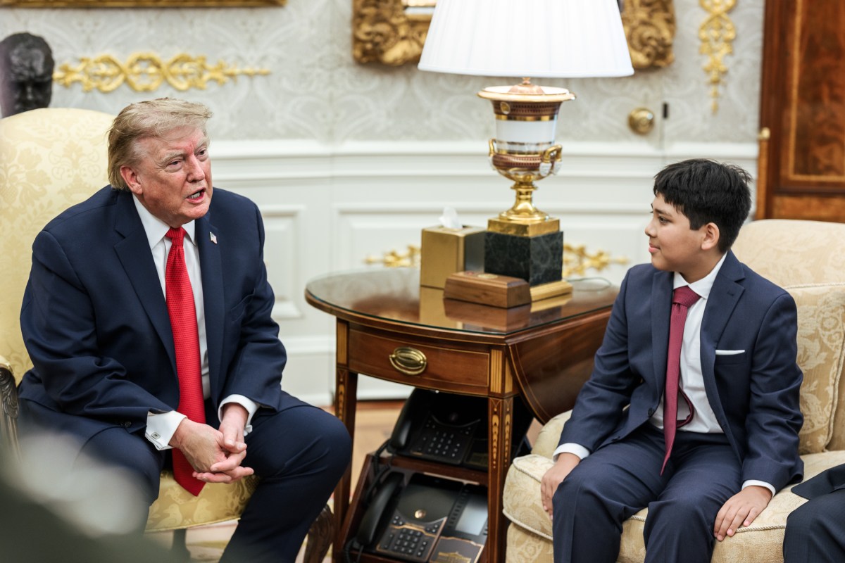 President Donald J. Trump meets with hero-lifeguard Ryder Williams, 16, and Nathaniel Rai, 10, and their families and Santa Cruz officials in the Oval Office, Monday, August, 17, 2026. Williams rescued Nai from rough surf at Seabright State Beach in Santa Cruz, California on July 25, 2026. (Official White House Photo by Daniel Torok)