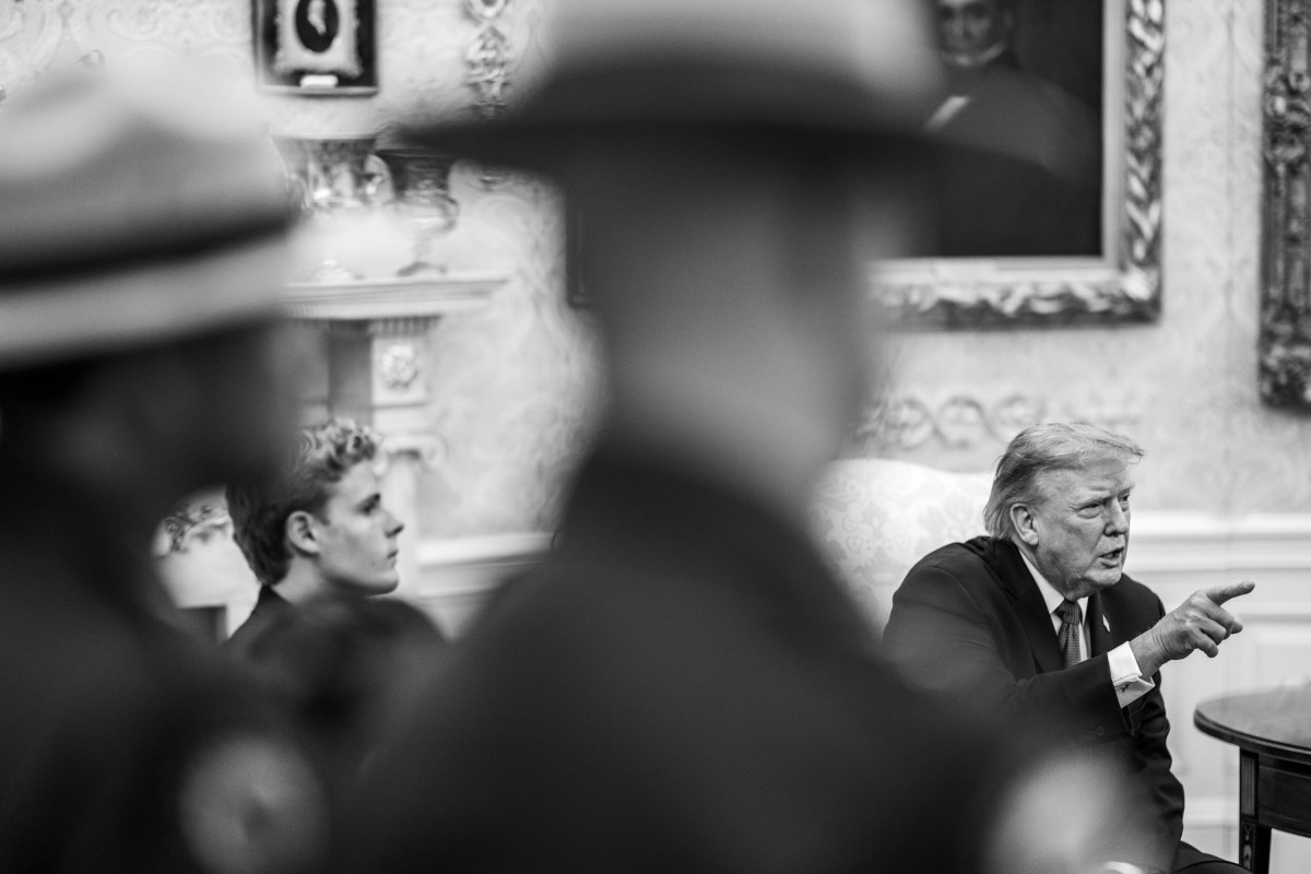 President Donald J. Trump meets with hero-lifeguard Ryder Williams, 16, and Nathaniel Rai, 10, and their families and Santa Cruz officials in the Oval Office, Monday, August, 17, 2026. Williams rescued Nai from rough surf at Seabright State Beach in Santa Cruz, California on July 25, 2026. (Official White House Photo by Daniel Torok)
