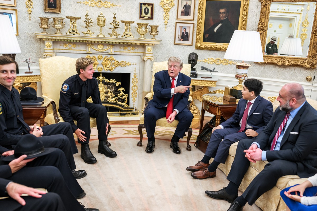 President Donald J. Trump meets with hero-lifeguard Ryder Williams, 16, and Nathaniel Rai, 10, and their families and Santa Cruz officials in the Oval Office, Monday, August, 17, 2026. Williams rescued Nai from rough surf at Seabright State Beach in Santa Cruz, California on July 25, 2026. (Official White House Photo by Daniel Torok)
