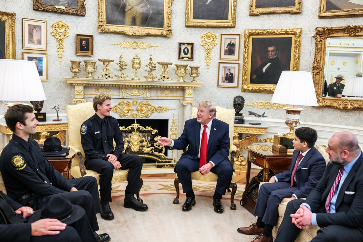 President Donald J. Trump meets with hero-lifeguard Ryder Williams, 16, and Nathaniel Rai, 10, and their families and Santa Cruz officials in the Oval Office, Monday, August, 17, 2026. Williams rescued Nai from rough surf at Seabright State Beach in Santa Cruz, California on July 25, 2026. (Official White House Photo by Daniel Torok)