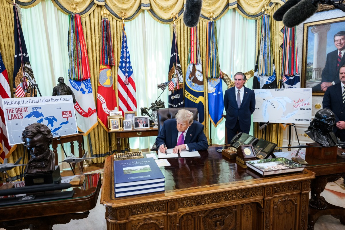 President Donald J. Trump signs an Executive Order renaming Lake Ontario to Lake America, Thursday, August 27, 2026, in the Oval Office. (Official White House Photo by Molly Riley)