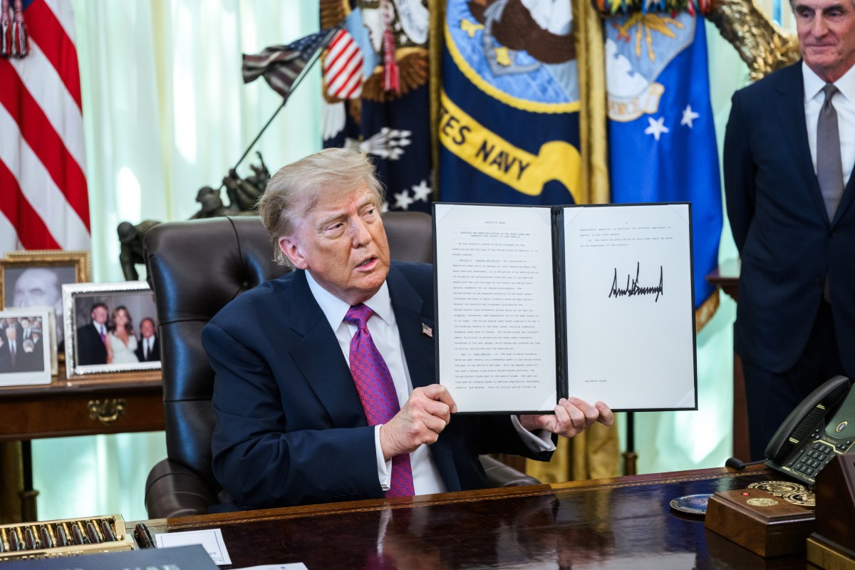 President Donald J. Trump signs an Executive Order renaming Lake Ontario to Lake America, Thursday, August 27, 2026, in the Oval Office. (Official White House Photo by Molly Riley)