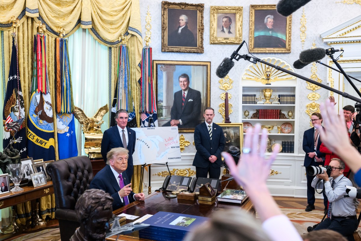 President Donald J. Trump signs an Executive Order renaming Lake Ontario to Lake America, Thursday, August 27, 2026, in the Oval Office. (Official White House Photo by Molly Riley)