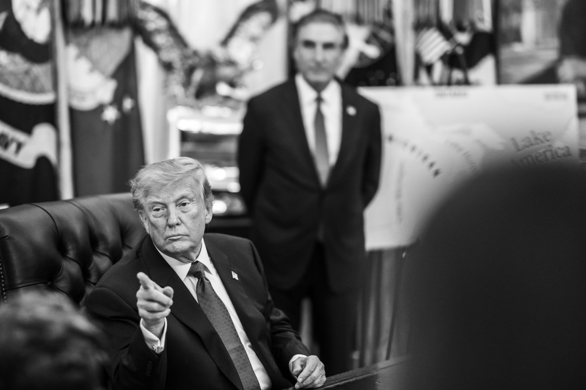 President Donald J. Trump signs an Executive Order renaming Lake Ontario to Lake America, Thursday, August 27, 2026, in the Oval Office. (Official White House Photo by Molly Riley)