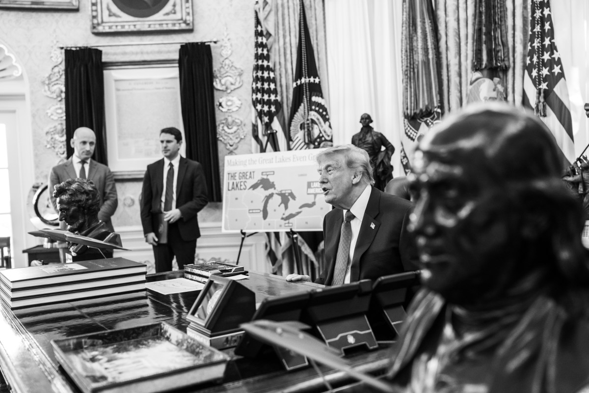 President Donald J. Trump signs an Executive Order renaming Lake Ontario to Lake America, Thursday, August 27, 2026, in the Oval Office. (Official White House Photo by Molly Riley)