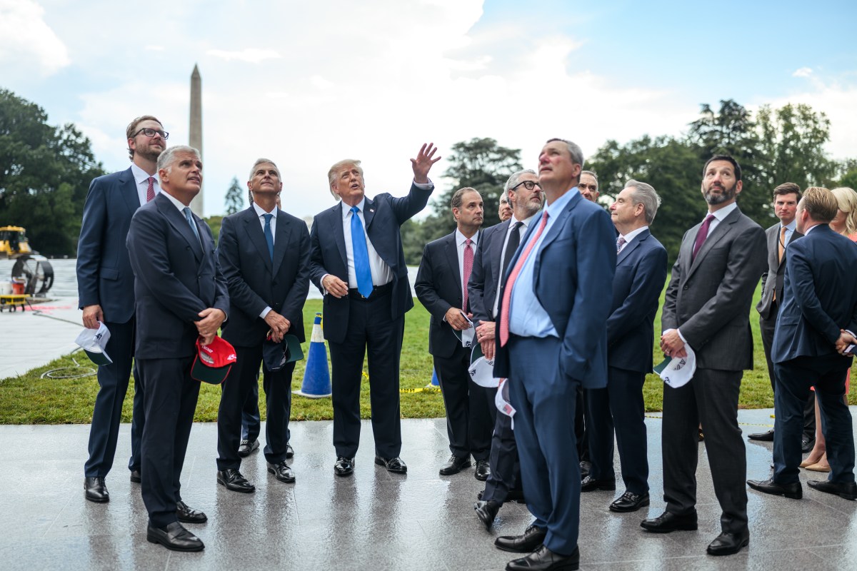 President Donald J. Trump gives U.S. travel executives a tour of the White House grounds after a press conference in the Oval Office, Wednesday, September 2, 2026. (Official White House Photo by Molly Riley)