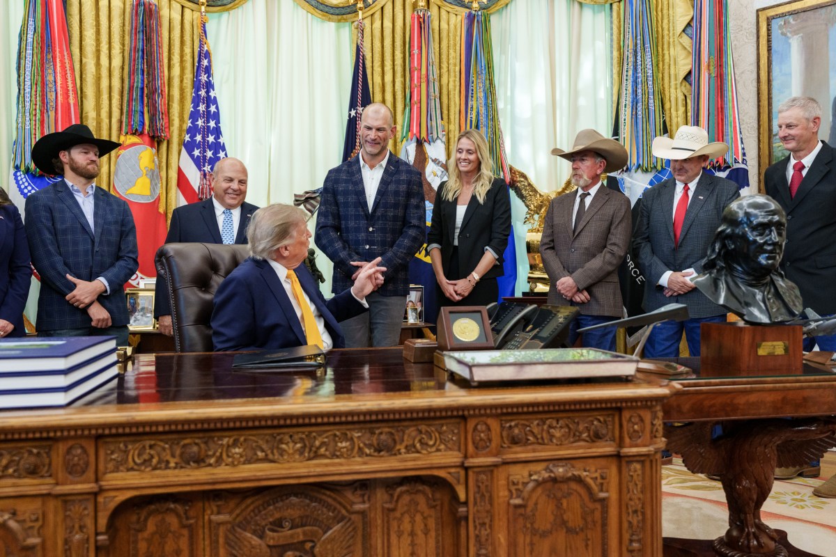 President Donald J. Trump signs executive orders in the Oval Office, Friday, September 4, 2026. (Official White House Photo by Abe McNatt)