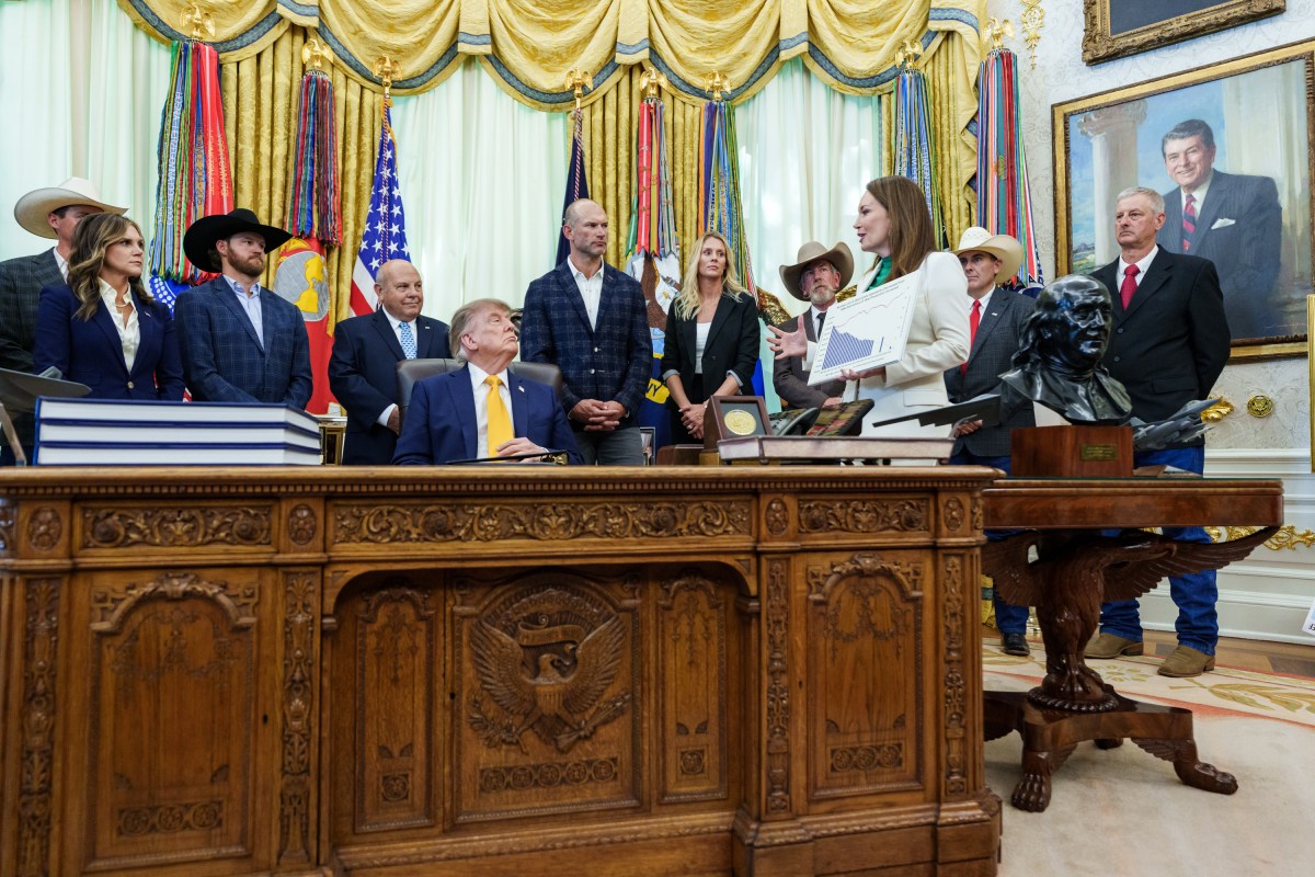 President Donald J. Trump signs executive orders in the Oval Office, Friday, September 4, 2026. (Official White House Photo by Abe McNatt)