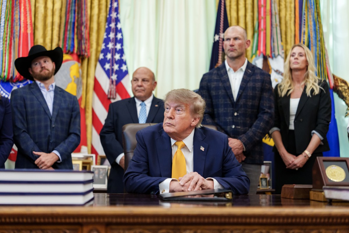 President Donald J. Trump signs executive orders in the Oval Office, Friday, September 4, 2026. (Official White House Photo by Abe McNatt)
