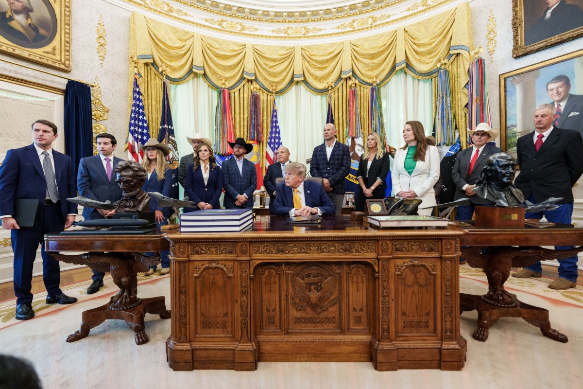 President Donald J. Trump signs executive orders in the Oval Office, Friday, September 4, 2026. (Official White House Photo by Abe McNatt)