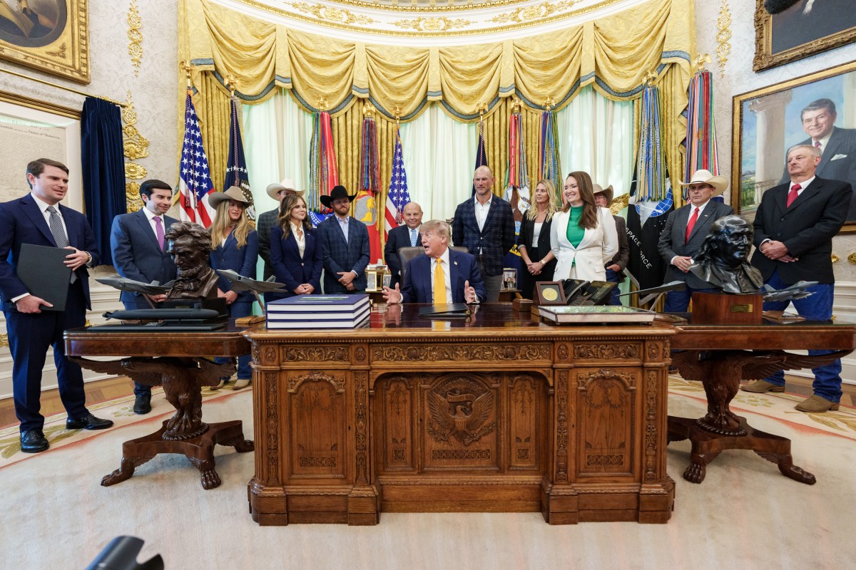 President Donald J. Trump signs executive orders in the Oval Office, Friday, September 4, 2026. (Official White House Photo by Abe McNatt)
