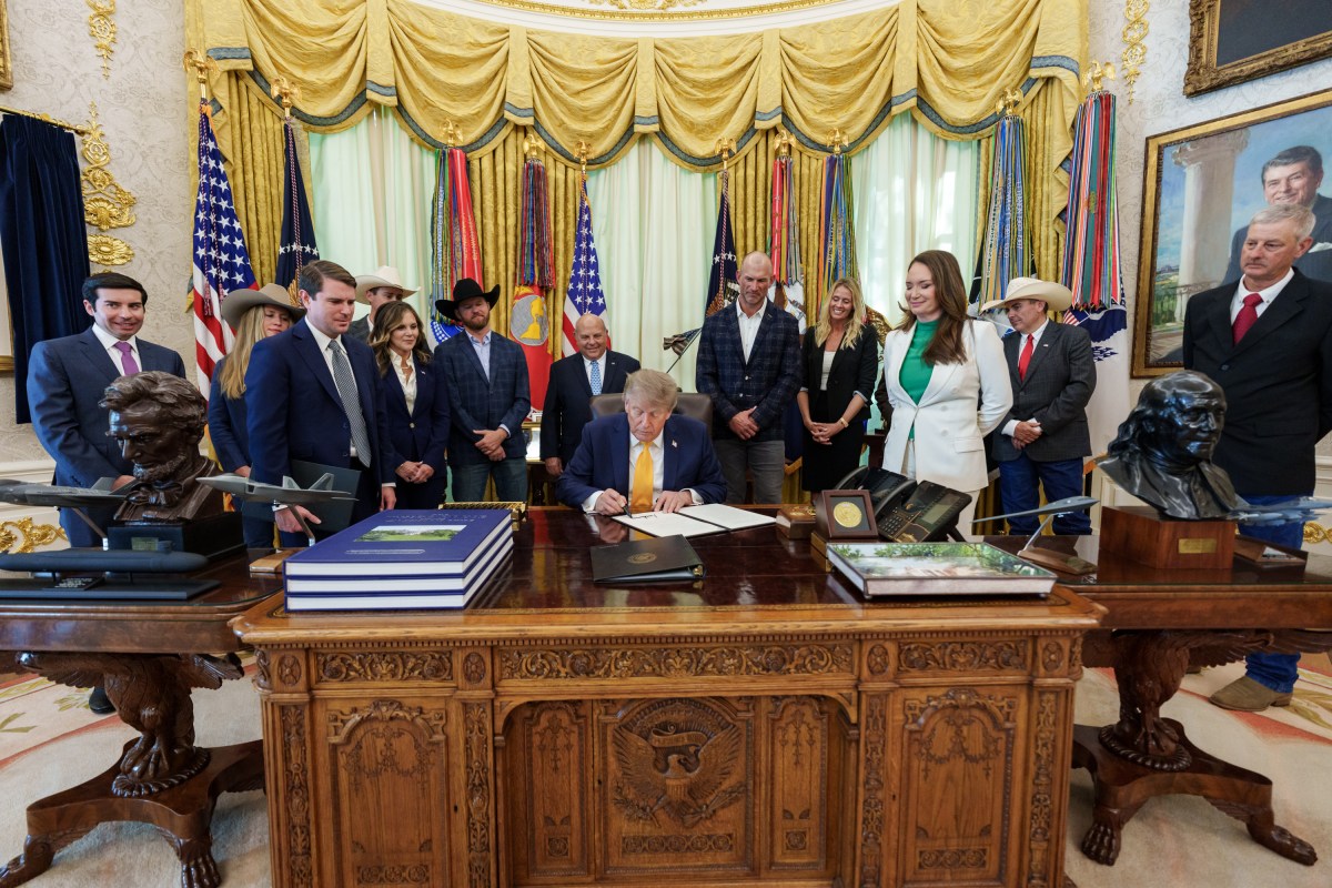President Donald J. Trump signs executive orders in the Oval Office, Friday, September 4, 2026. (Official White House Photo by Abe McNatt)