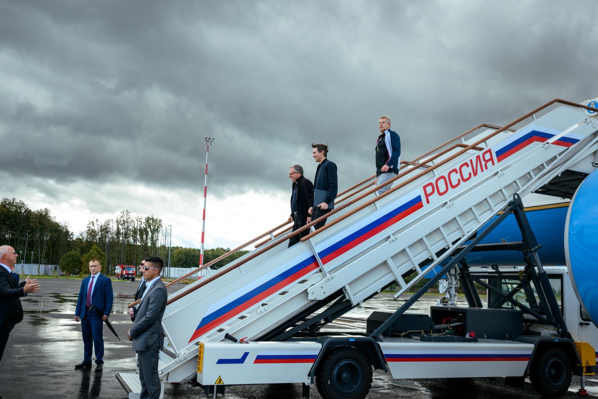 U.S. Special Envoy Steve Witkoff and Jared Kushner disembark an Air Force Boeing C-32A at Vnukovo International Airport in Moscow, Russia, Saturday, September 5, 2026, before meeting with Russian President Vladimir Putin to continue dialogue to end the Russia-Ukraine War. (Official White House Photo by Daniel Torok)