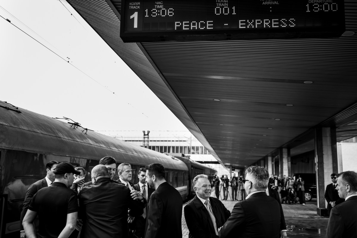 U.S. Special Envoy Steve Witkoff and Jared Kushner are greeted by Ukrainian officials after arriving at Kyiv-Pasazhyrskyi railway station in Kyiv, Ukraine, Sunday, September 6, 2026, to meet with Ukrainian President Volodymyr Zelenskyy to continue dialogue to end the Russia-Ukraine War. (Official White House Photo by Daniel Torok)