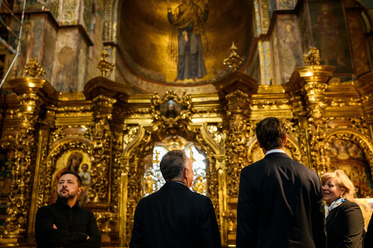 U.S. Special Envoy Steve Witkoff and Jared Kushner tour St. Sophia’s Cathedral in Kyiv, Ukraine, with Ukrainian President Volodymyr, Sunday, September 6, 2026, following talks with Russian President Vladimir Putin in Moscow, Russia. (Official White House Photo by Daniel Torok)