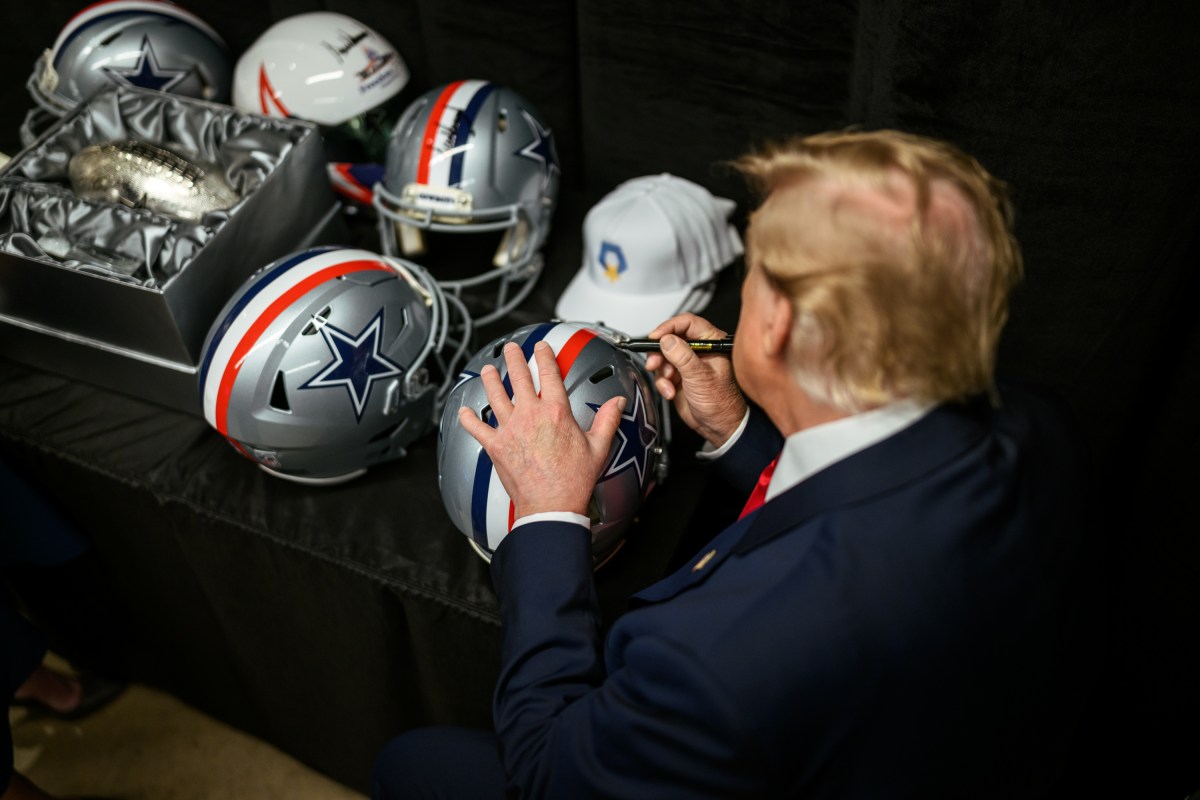 President Donald J. Trump speaks with Dallas Cowboys owner Jerry Jones, Thursday, September 10, 2026, at the Rosewood Mansion on Turtle Creek in Dallas, Texas. (Official White House Photo by Daniel Torok)