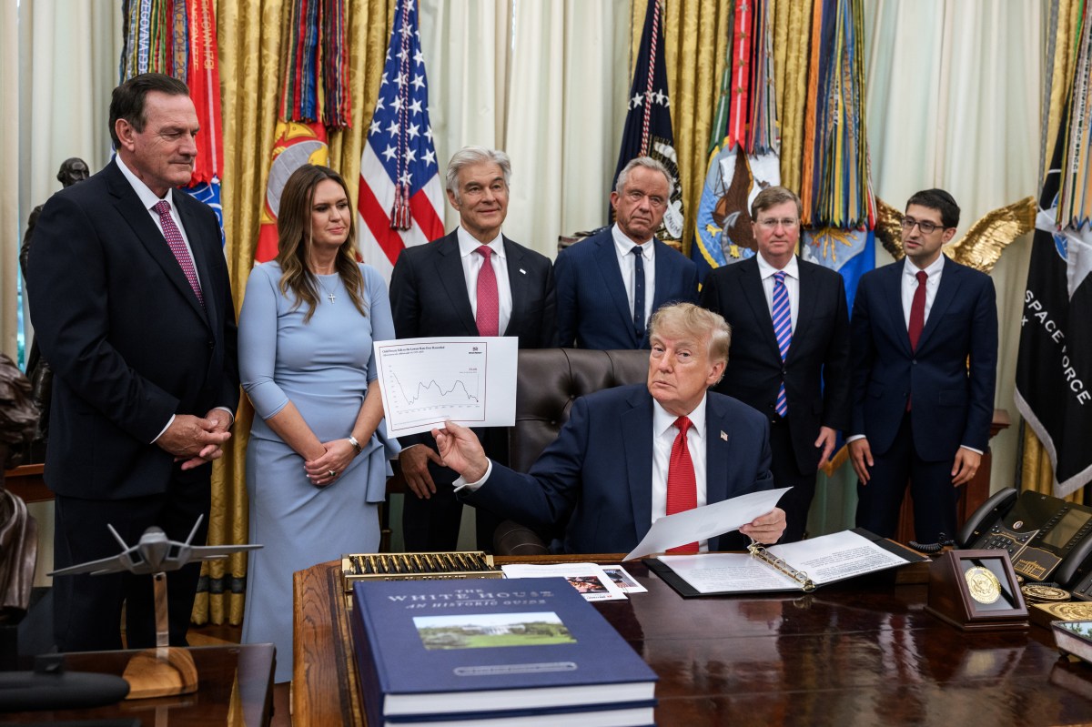 President Donald J. Trump makes an announcement on Most Favored Nation Pricing for State Medicaid Programs in the Oval Office, Friday, September 18, 2026. (Official White House Photo by Joyce N. Boghosian)