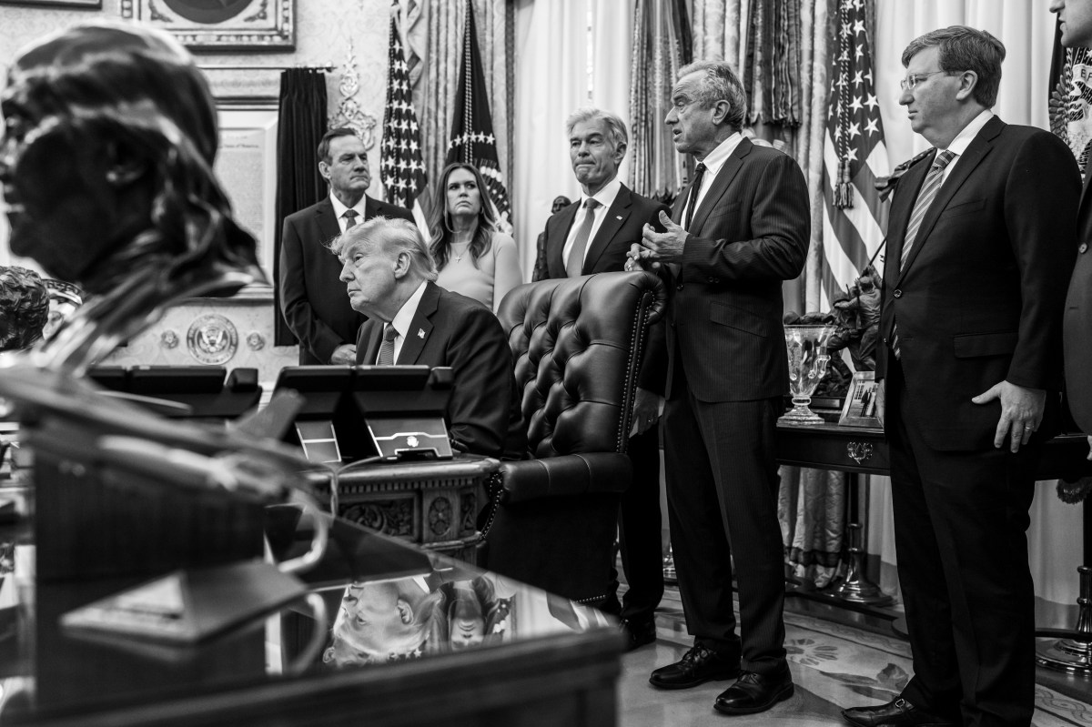 President Donald J. Trump makes an announcement on Most Favored Nation Pricing for State Medicaid Programs in the Oval Office, Friday, September 18, 2026. (Official White House Photo by Joyce N. Boghosian)
