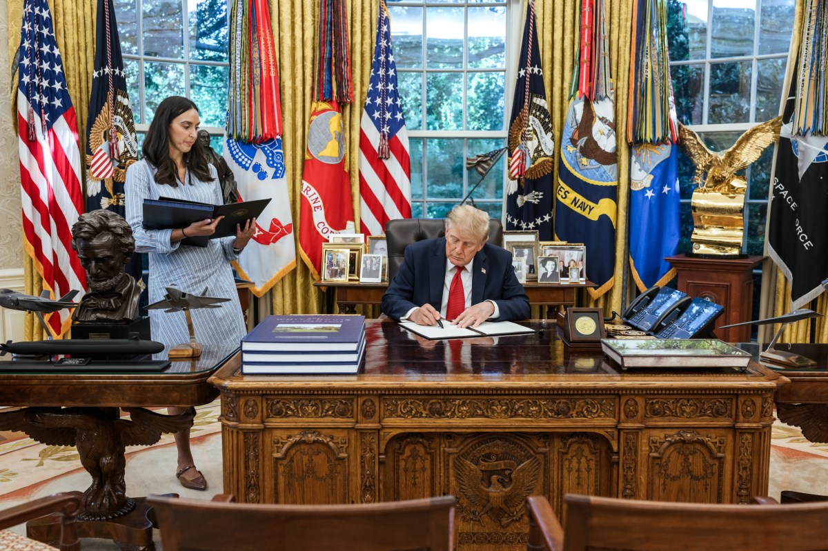 President Donald J. Trump signs a bill sanctioning Russia - the Lindsey O. Graham Sanctioning Russia and Iran Act - in the Oval Office, Friday, September 18, 2026. (Official White House Photo by Joyce N. Boghosian)