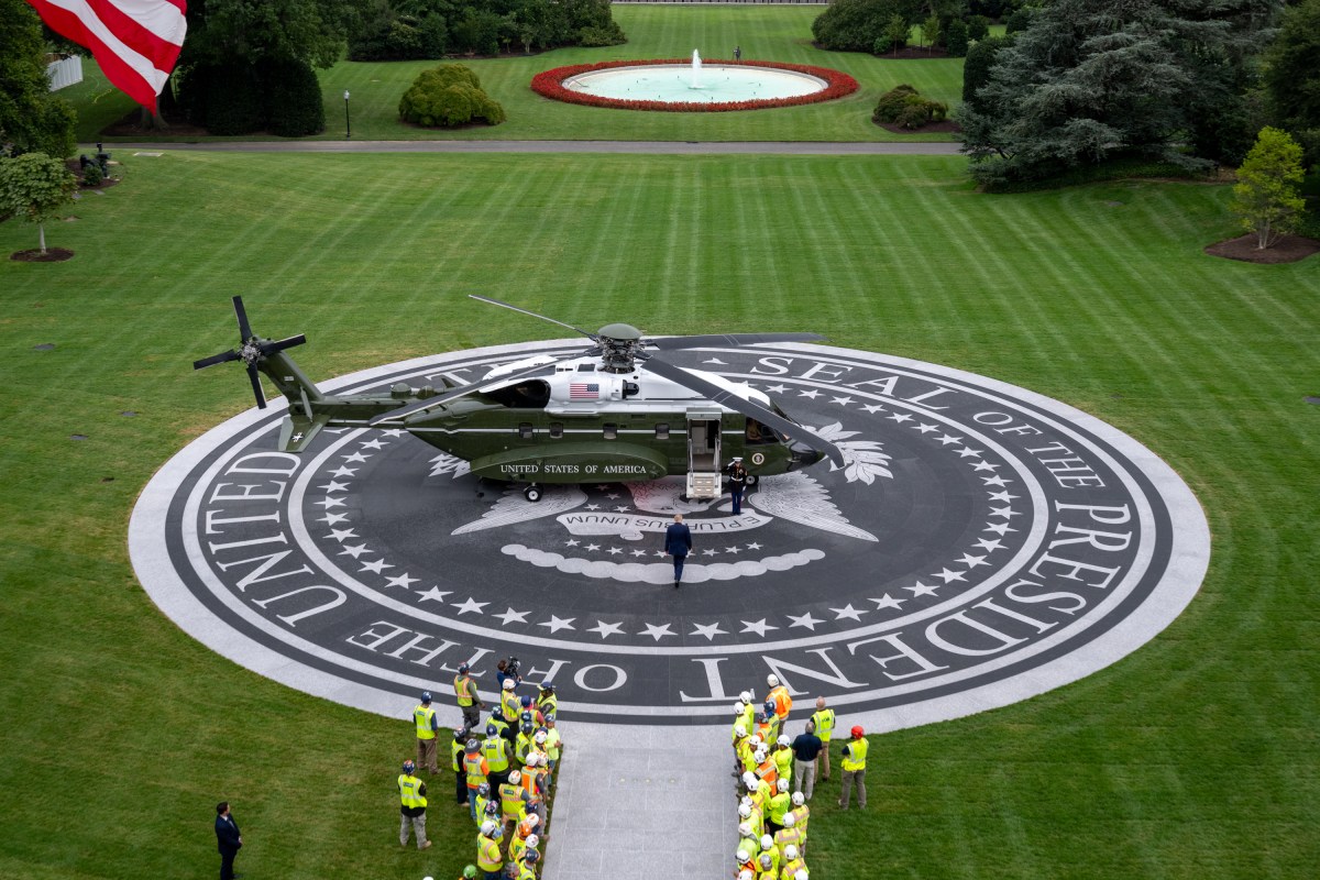 President Donald J. Trump boards Marine One on the South Lawn of the White House en route Joint Base Andrews, Monday, September 21, 2026, for a trip to New York. (Official White House Photo by Molly Riley)