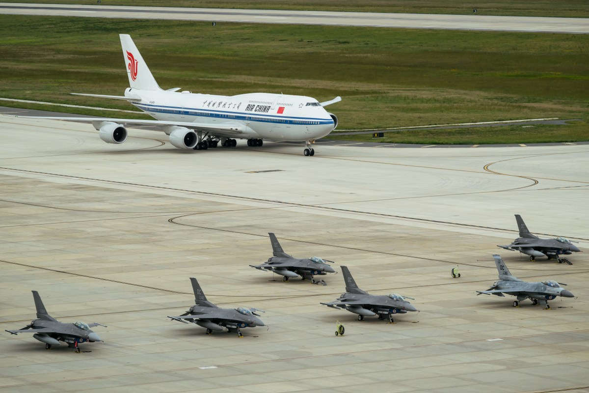 President Donald J. Trump and First Lady Melania Trump participate in a welcome ceremony for President Xi Jinping of China and his wife Peng Liyuan as they arrive at Joint Base Andrews, Maryland for a state visit, Wednesday, September 23, 2026. (Official White House Photo by Molly Riley)
