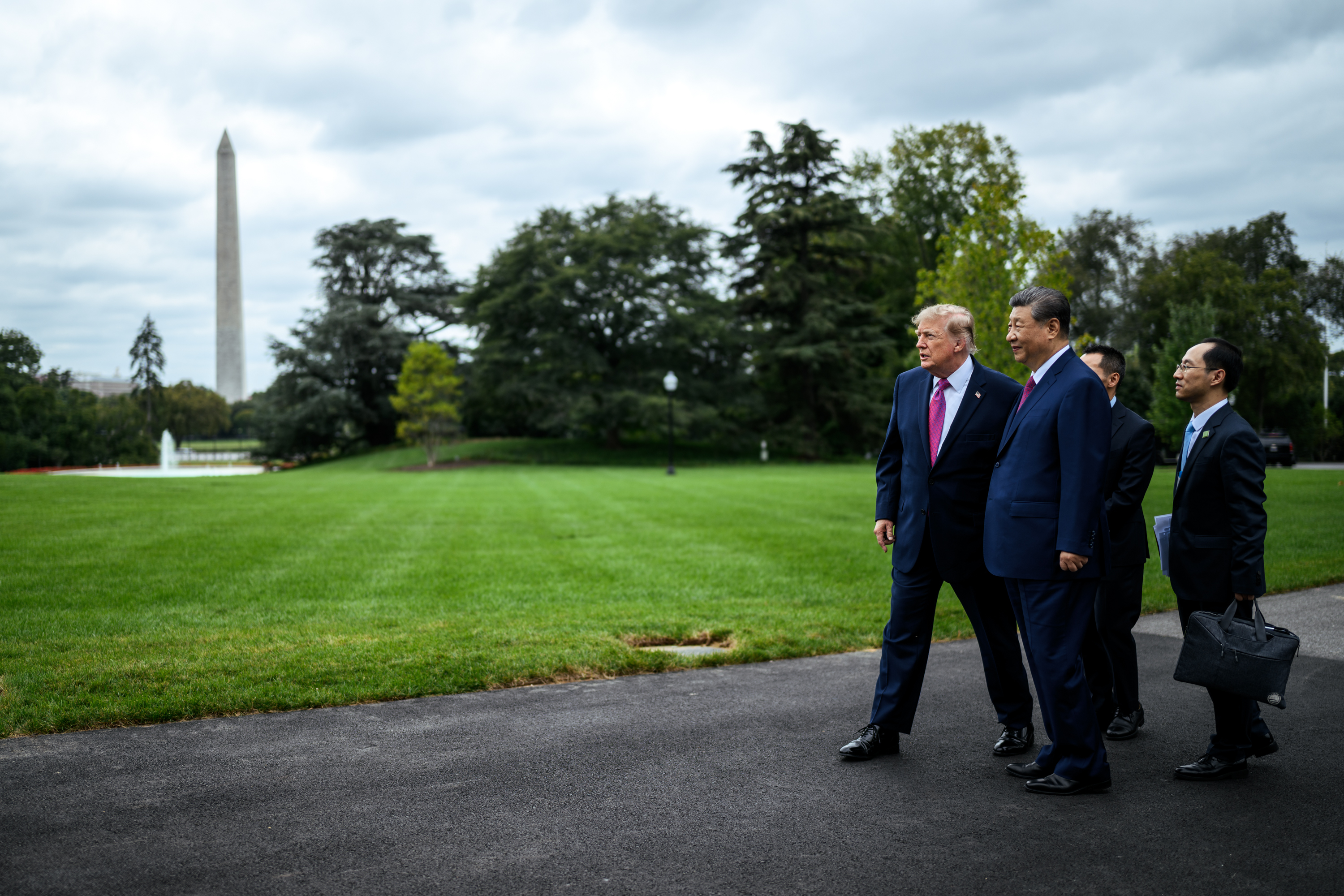 President Donald J. Trump and Chinese President Xi Jinping look at Marine One on the new helipad on the South Lawn of the White House, Thursday, September 24, 2026. (Official White House Photo by Daniel Torok)