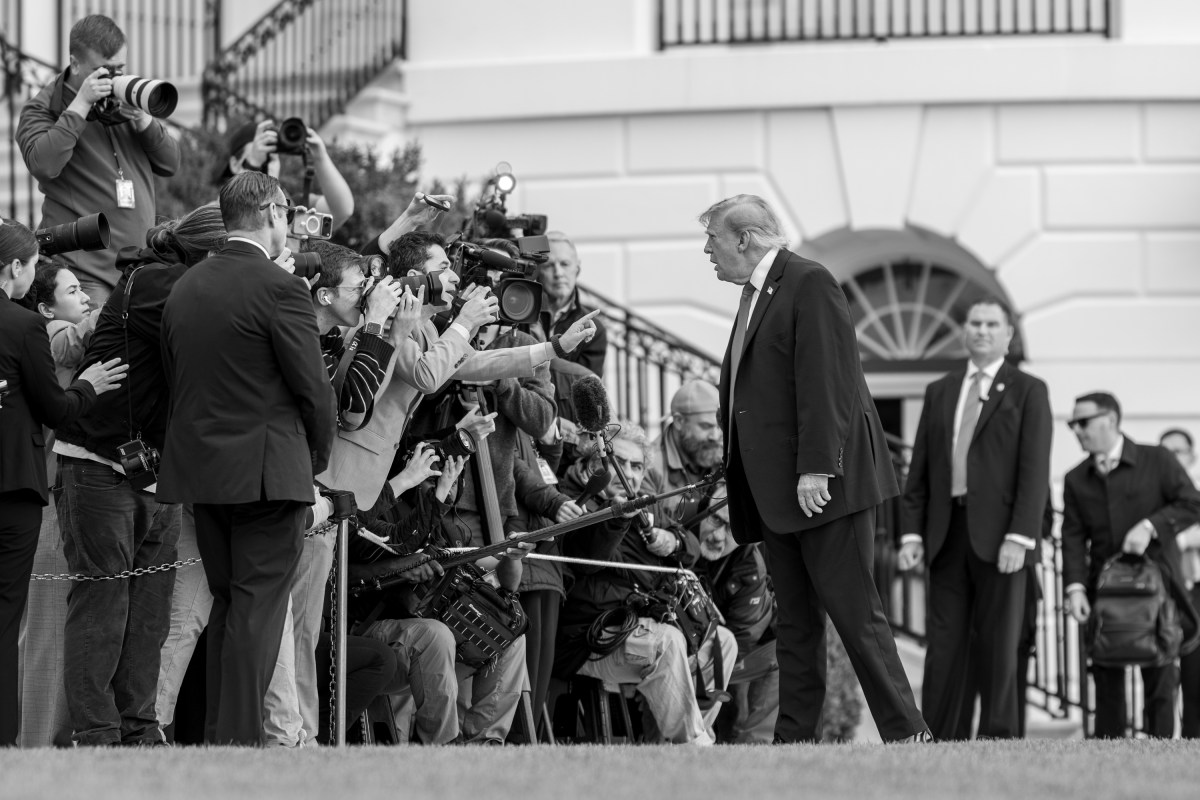 President Donald J. Trump boards Marine One on the South Lawn of the White House, Saturday, September 26, 2026, en route Joint Base Andrews for a trip to Knoxville, Tennessee. (Official White House Photo by Molly Riley)