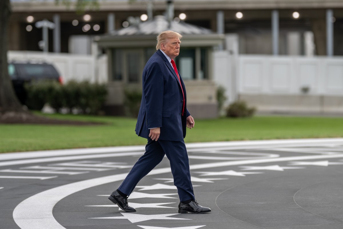 El presidente Donald J. Trump aborda el helicóptero Marine One en el jardín sur de la Casa Blanca, el sábado 26 de septiembre de 2026, rumbo a la Base Conjunta Andrews para un viaje a Knoxville, Tennessee. (Foto oficial de la Casa Blanca por Molly Riley)