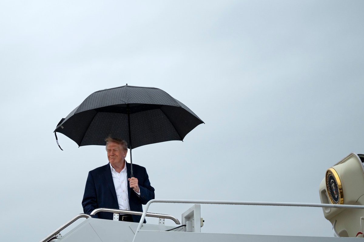 President Donald J. Trump disembarks Marine One Joint Base Andrews, Maryland on Sunday, September 27, 2026, and boards Air Force One for a trip to Medinah, Illinois. (Official White House photo by Joyce N. Boghosian)