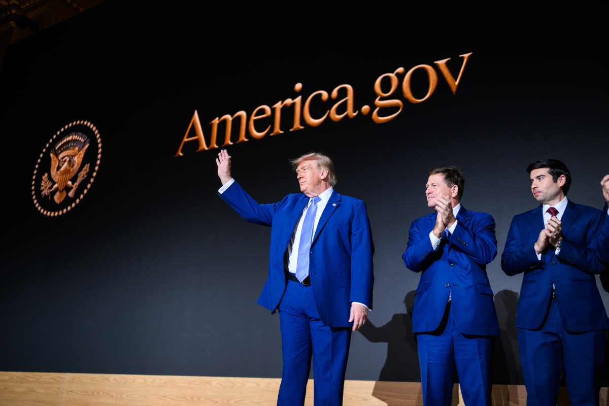 President Donald J. Trump signs an Executive Order on launching America.gov at the Andrew W. Mellon Auditorium in Washington, D.C., Tuesday, September 29, 2026. (Official White House Photo by Daniel Torok)