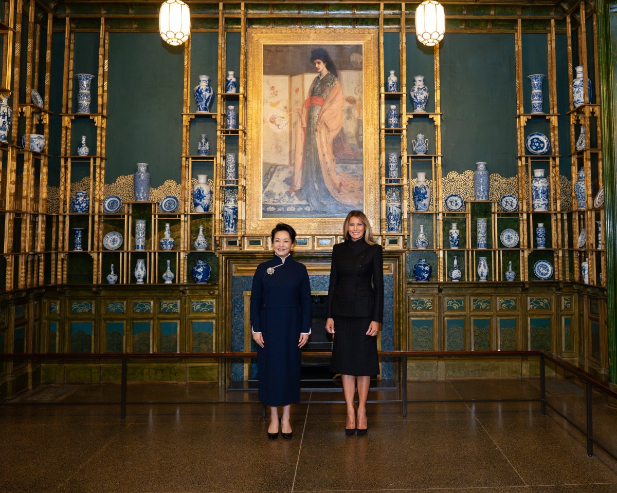 First Lady Melania Trump and First Lady Peng Liyuan tour the Smithsonian National Museum of Asian Art in Washington, D.C., Thursday, September 24, 2026. (Official White House Photo by Andrea Hanks)