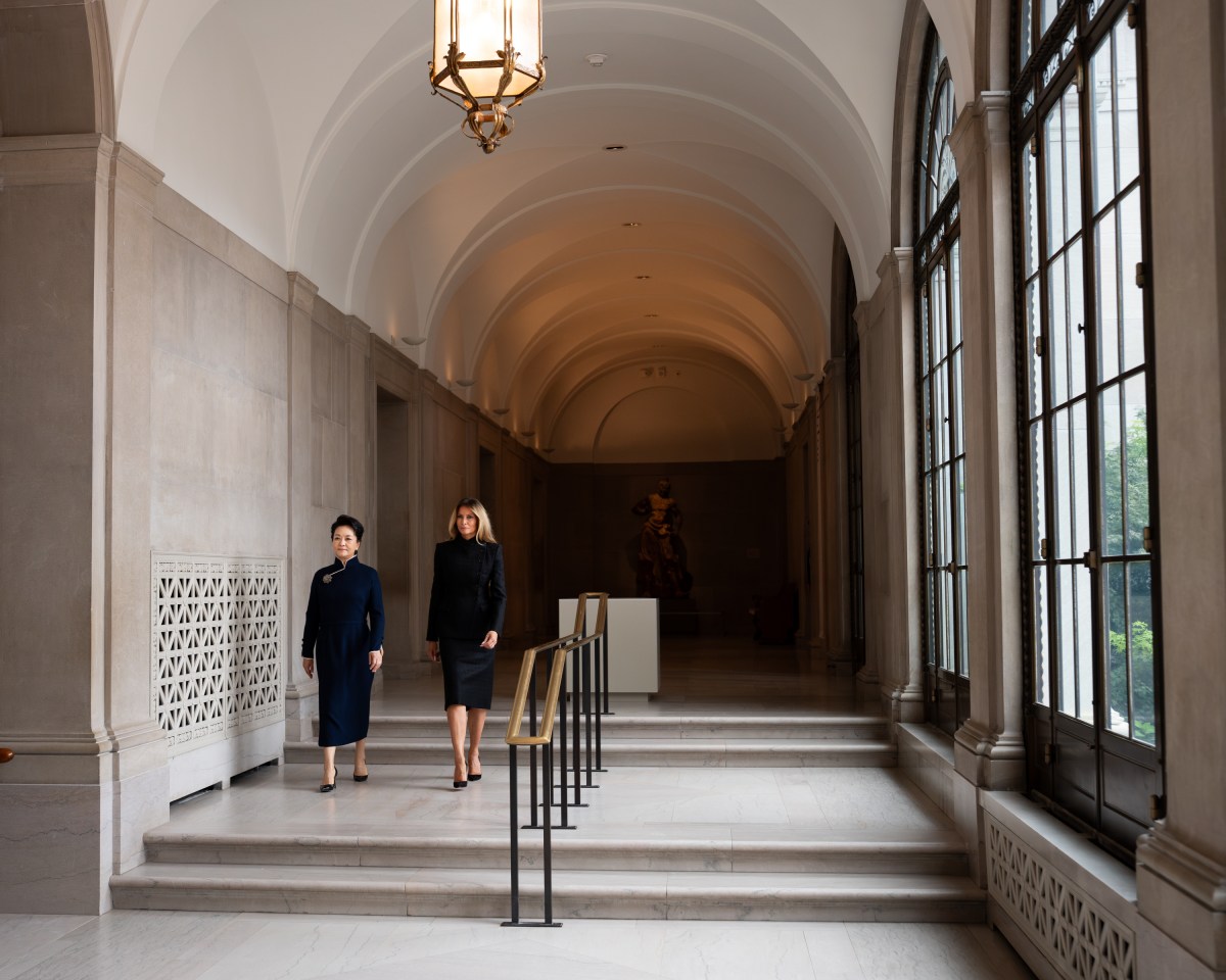 First Lady Melania Trump and First Lady Peng Liyuan tour the Smithsonian National Museum of Asian Art in Washington, D.C., Thursday, September 24, 2026. (Official White House Photo by Andrea Hanks)
