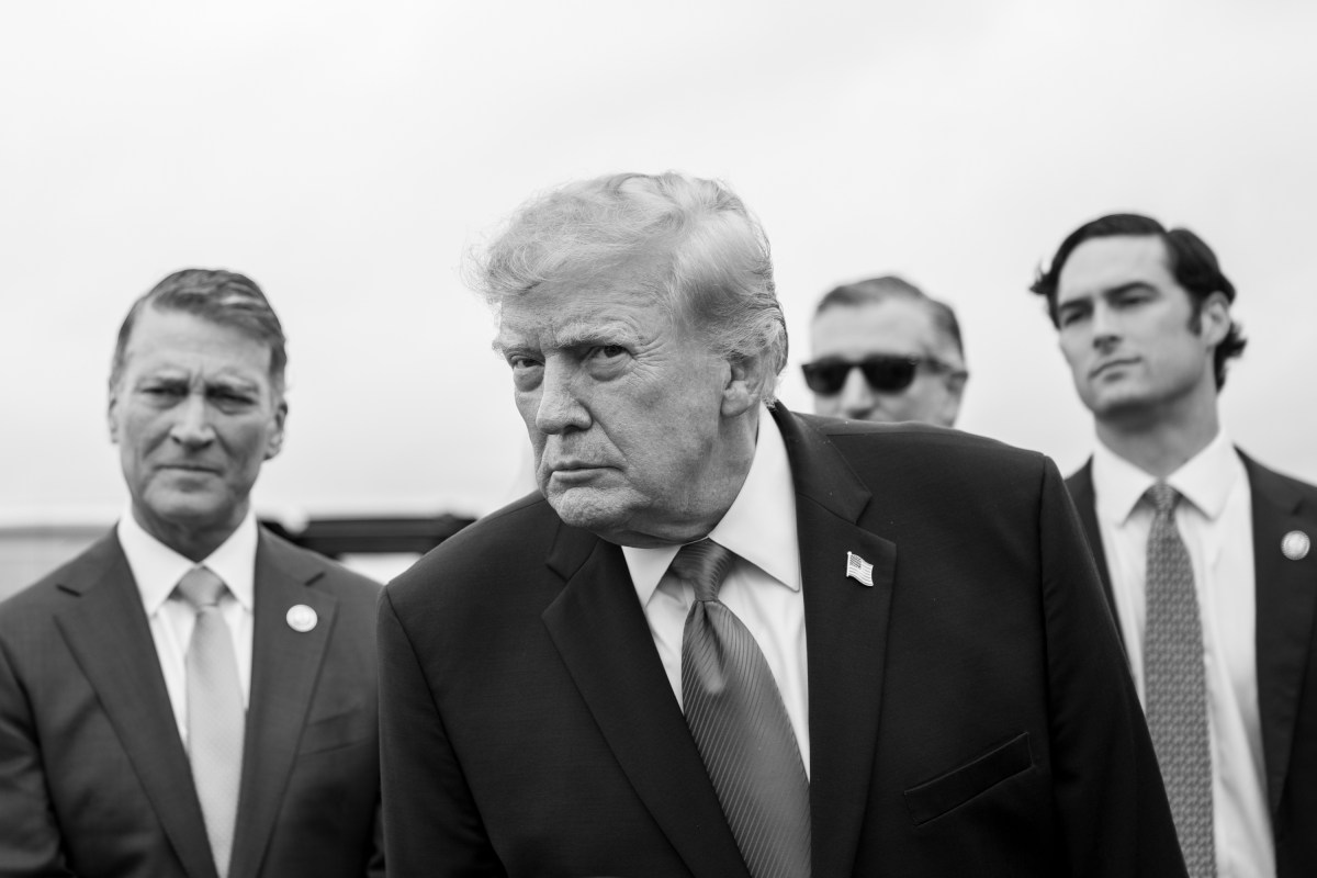 El presidente Donald J. Trump desembarca del Air Force One junto a miembros del Congreso y habla con la prensa en el Aeropuerto Internacional de Dallas-Fort Worth, Texas, el jueves 1 de octubre de 2026. (Foto oficial de la Casa Blanca por Molly Riley)