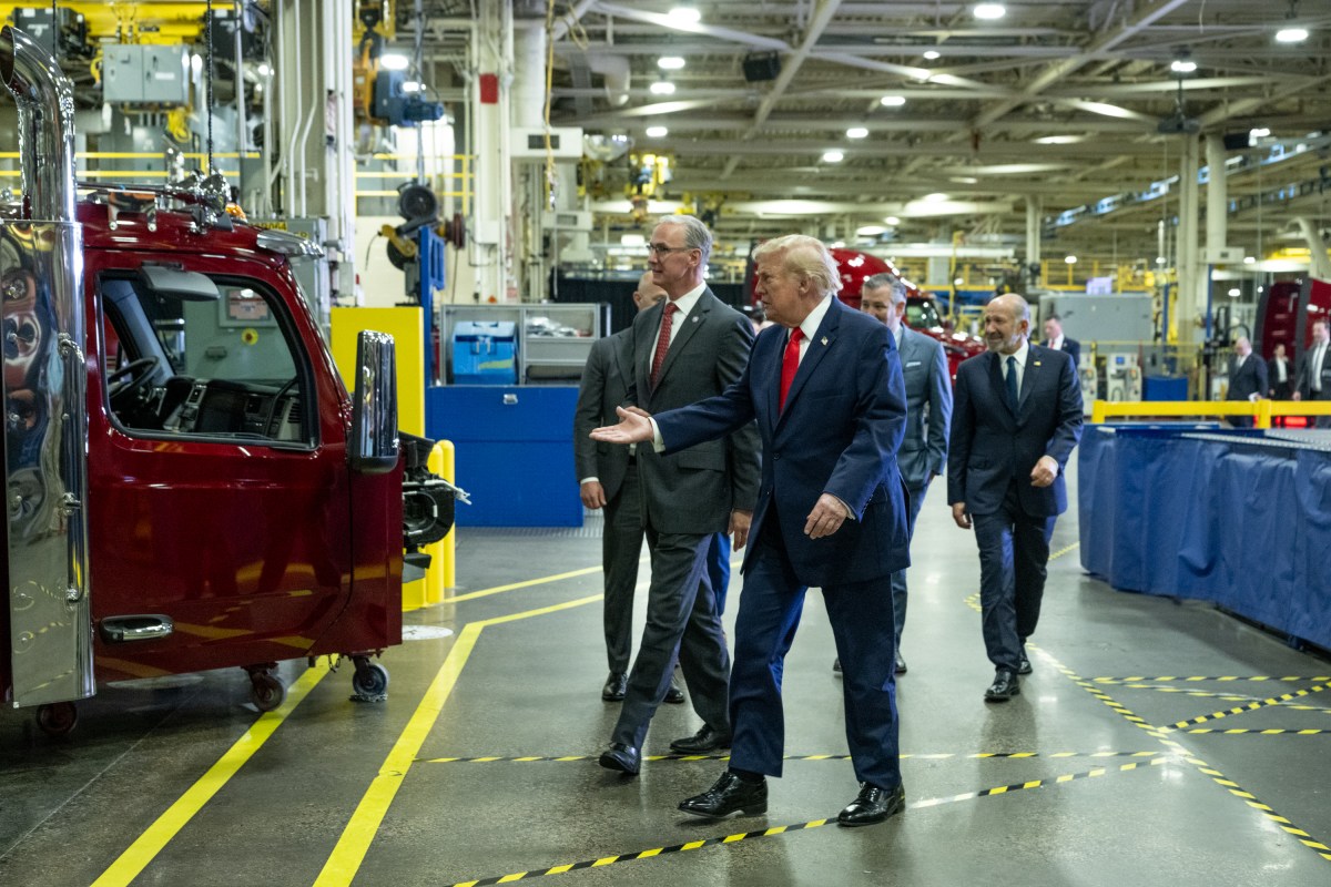 President Donald J. Trump tours the Peterbilt Motors manufacturing facility in Denton, Texas, Thursday, October 1, 2026.  (Official White House Photo by Molly Riley)