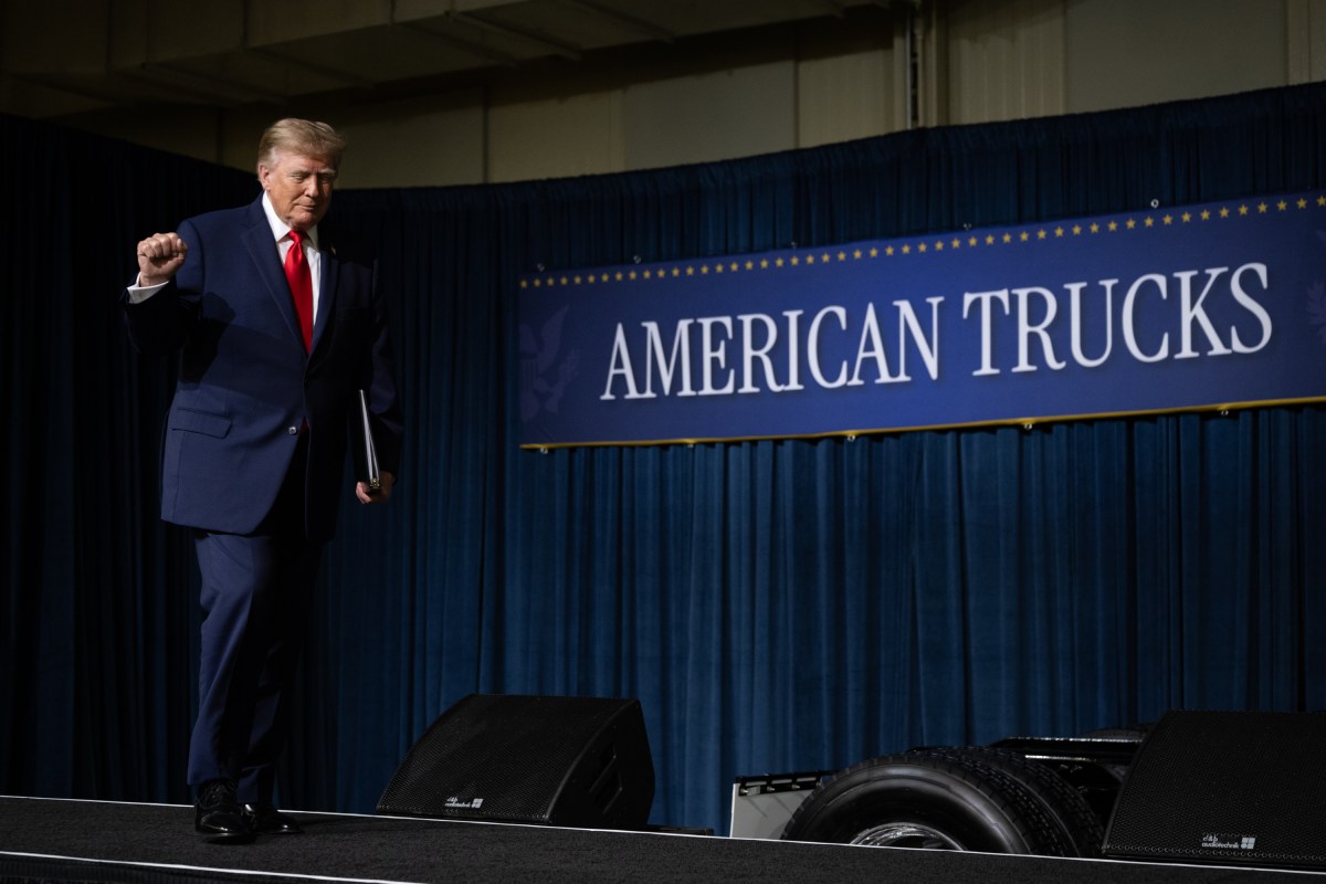 President Donald J. Trump delivers remarks at the Peterbilt Motors Company in Denton, Texas, Thursday, October 1, 2026.  (Official White House Photo by Molly Riley)