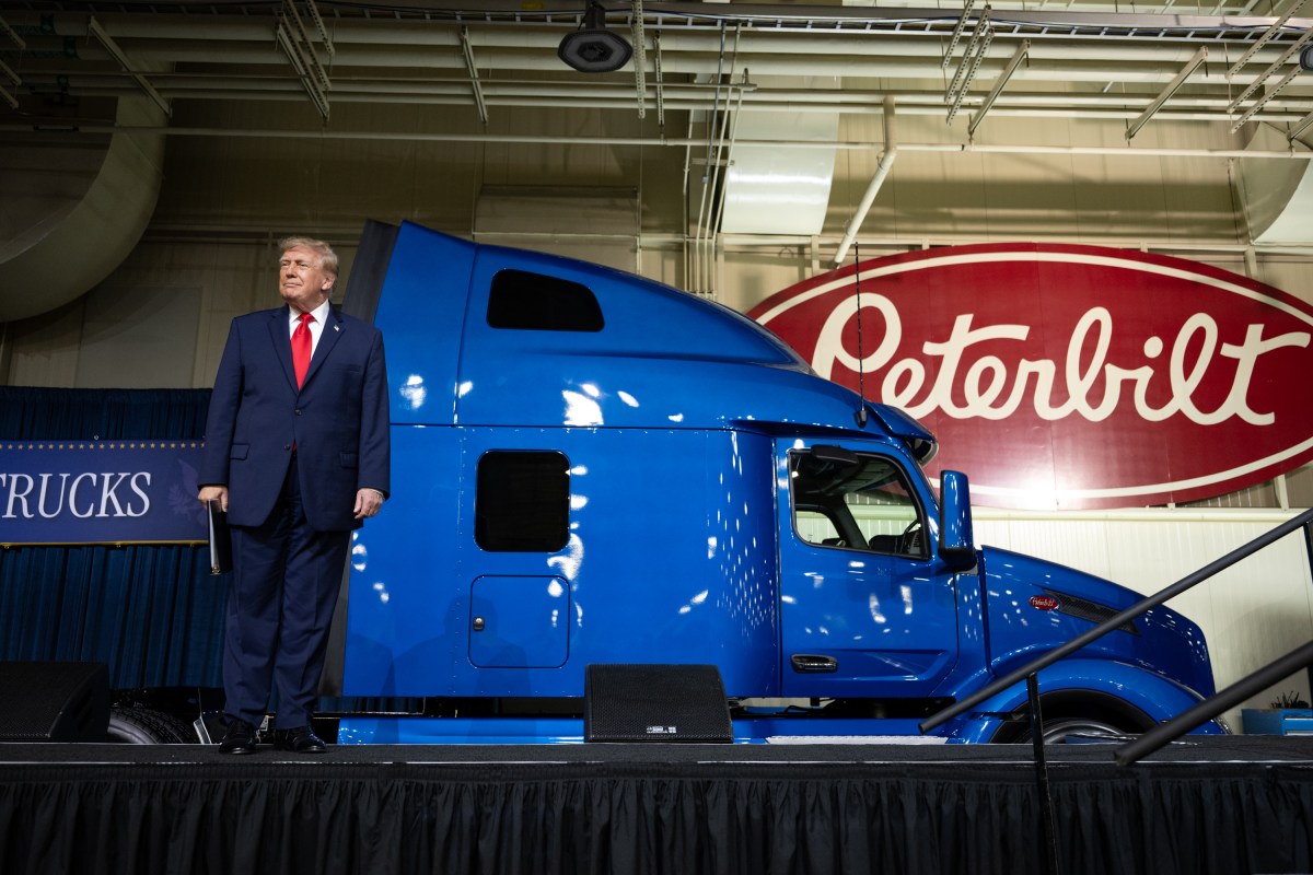 President Donald J. Trump delivers remarks at the Peterbilt Motors Company in Denton, Texas, Thursday, October 1, 2026.  (Official White House Photo by Molly Riley)