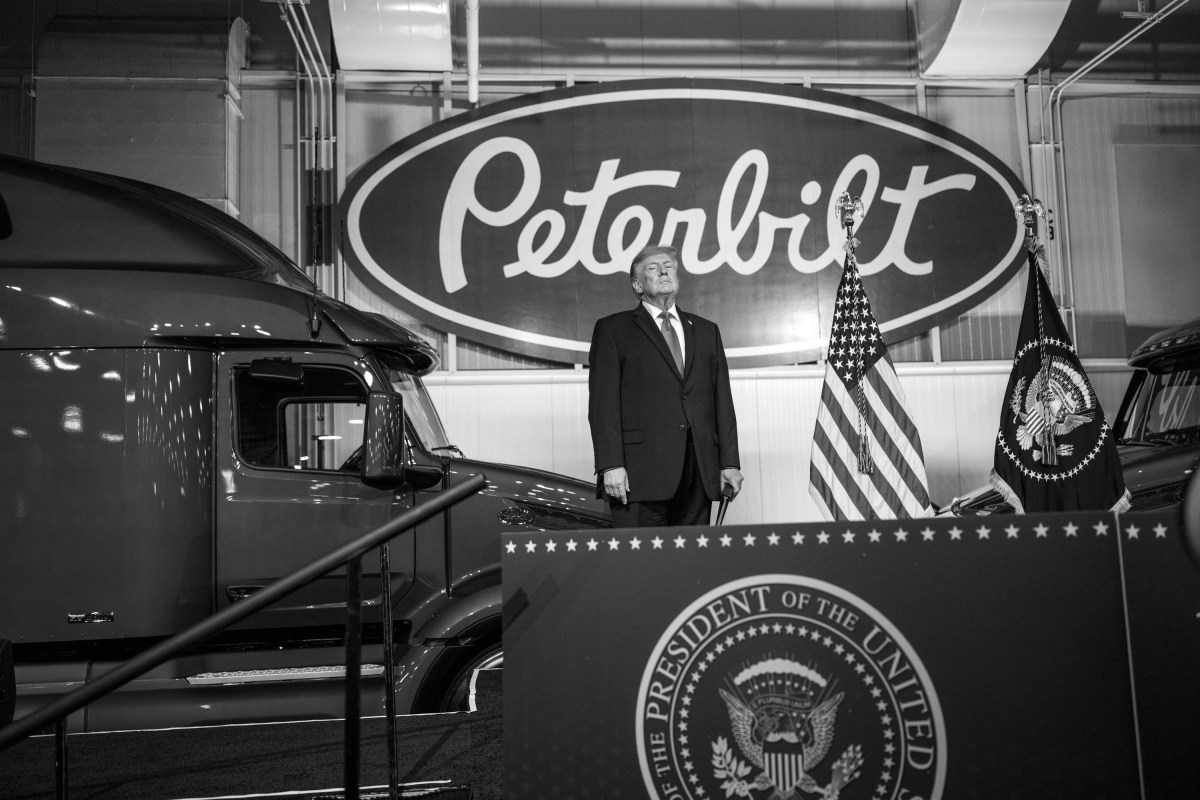 President Donald J. Trump delivers remarks at the Peterbilt Motors Company in Denton, Texas, Thursday, October 1, 2026.  (Official White House Photo by Molly Riley)