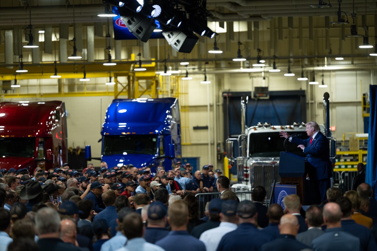 President Donald J. Trump delivers remarks at the Peterbilt Motors Company in Denton, Texas, Thursday, October 1, 2026.  (Official White House Photo by Molly Riley)