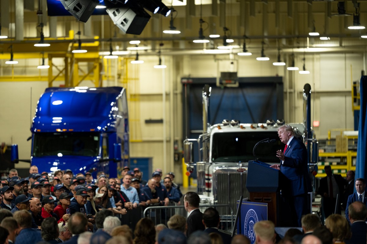 President Donald J. Trump delivers remarks at the Peterbilt Motors Company in Denton, Texas, Thursday, October 1, 2026.  (Official White House Photo by Molly Riley)